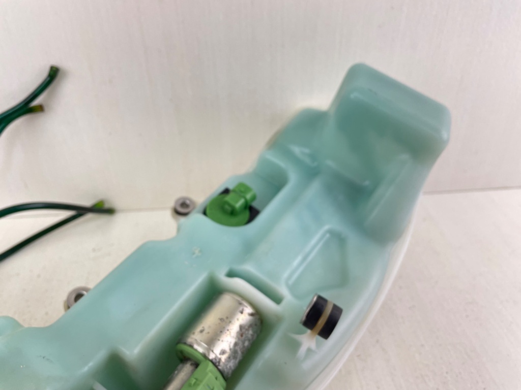 Evinrude 50HP Etec Outboard 5007951 Oil Tank With Oil Pump 5007950