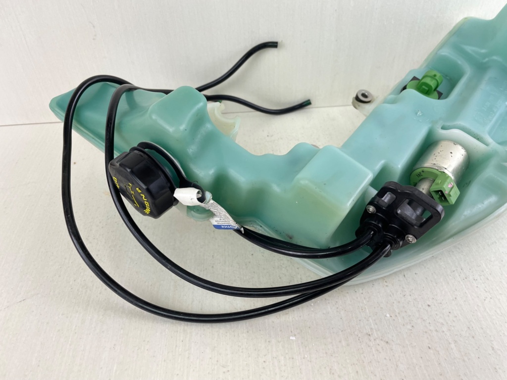 Evinrude 40 50 60 HP Etec Outboard 5007951 Oil Tank With Oil Pump 5007950