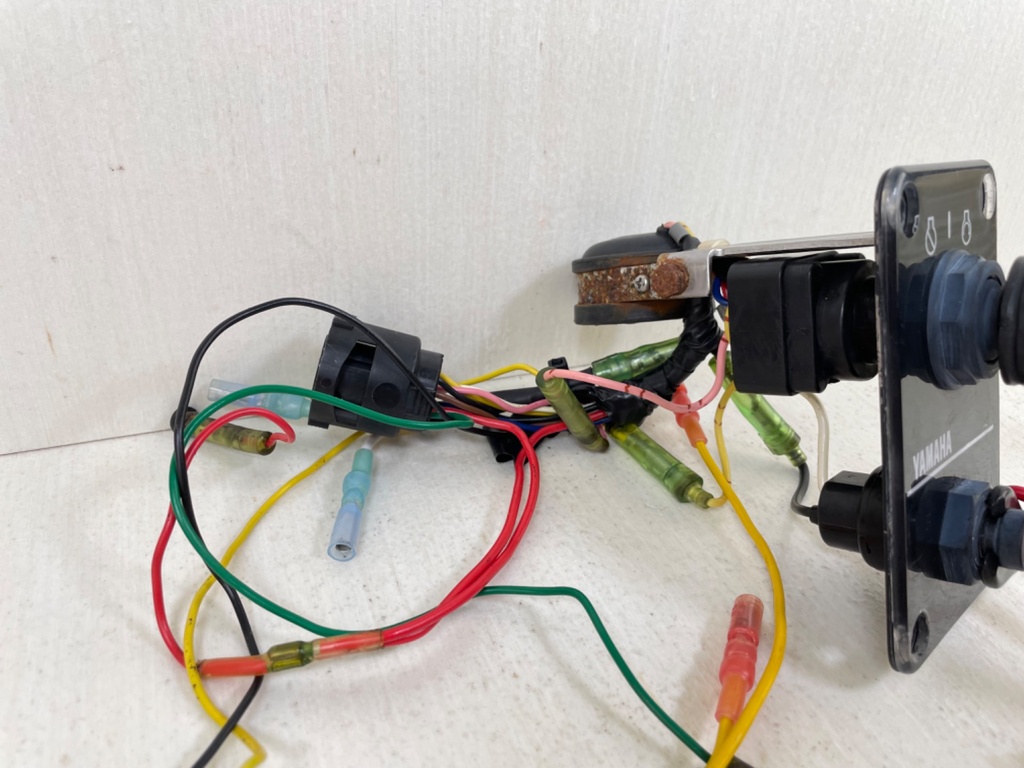 704-82570-13-00 Yamaha Single Engine Key Switch With Key - Used