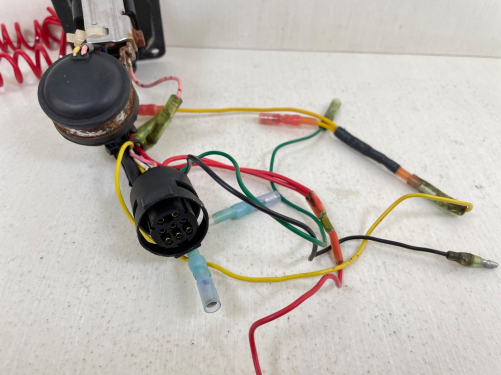 704-82570-13-00 Yamaha Single Engine Key Switch With Key - Used