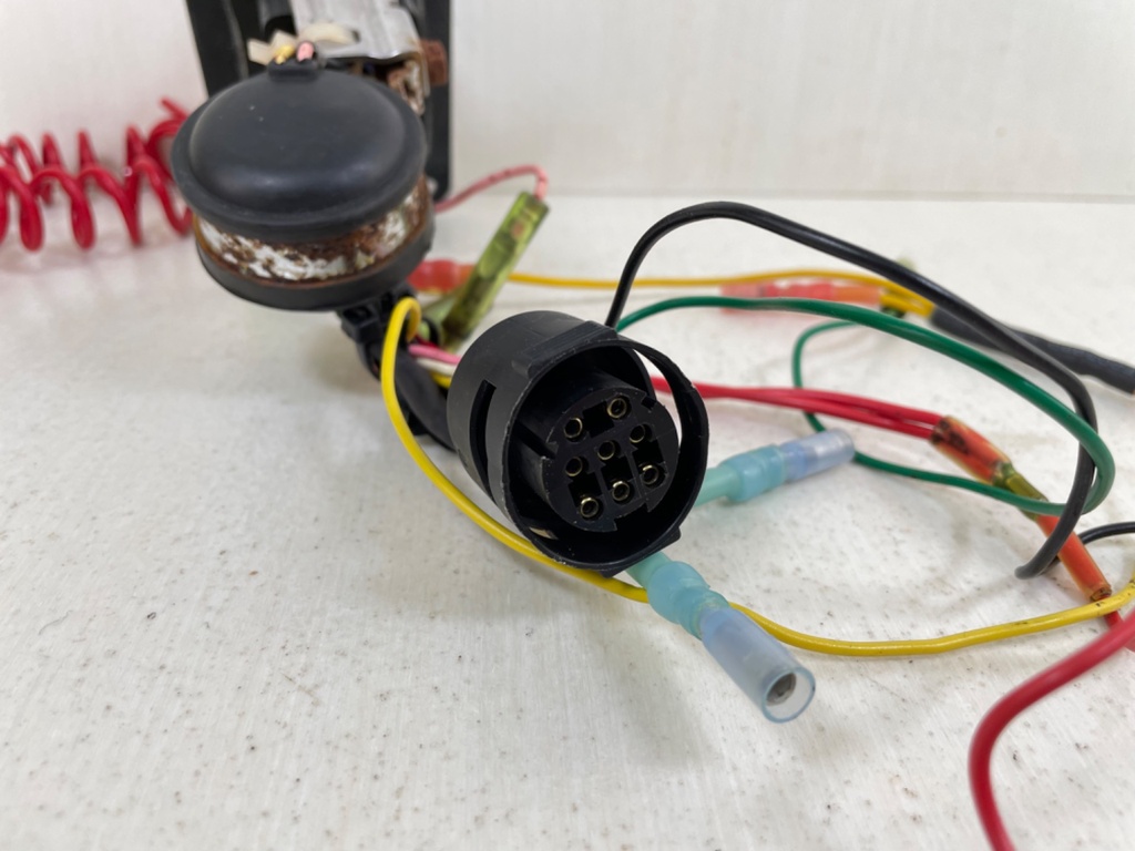 704-82570-13-00 Yamaha Single Engine Key Switch With Key - Used