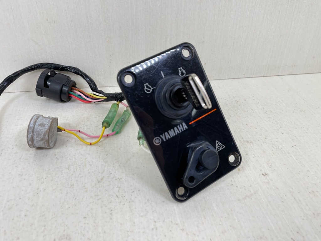 704-82570-13-00 Yamaha Single Engine Outboard Key Switch Assembly With Key - Good Condition