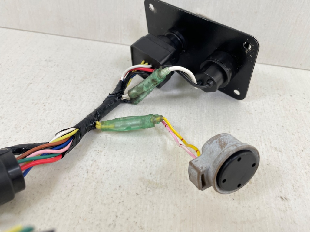 704-82570-13-00 Yamaha Single Engine Outboard Key Switch Assembly With Key - Good Condition