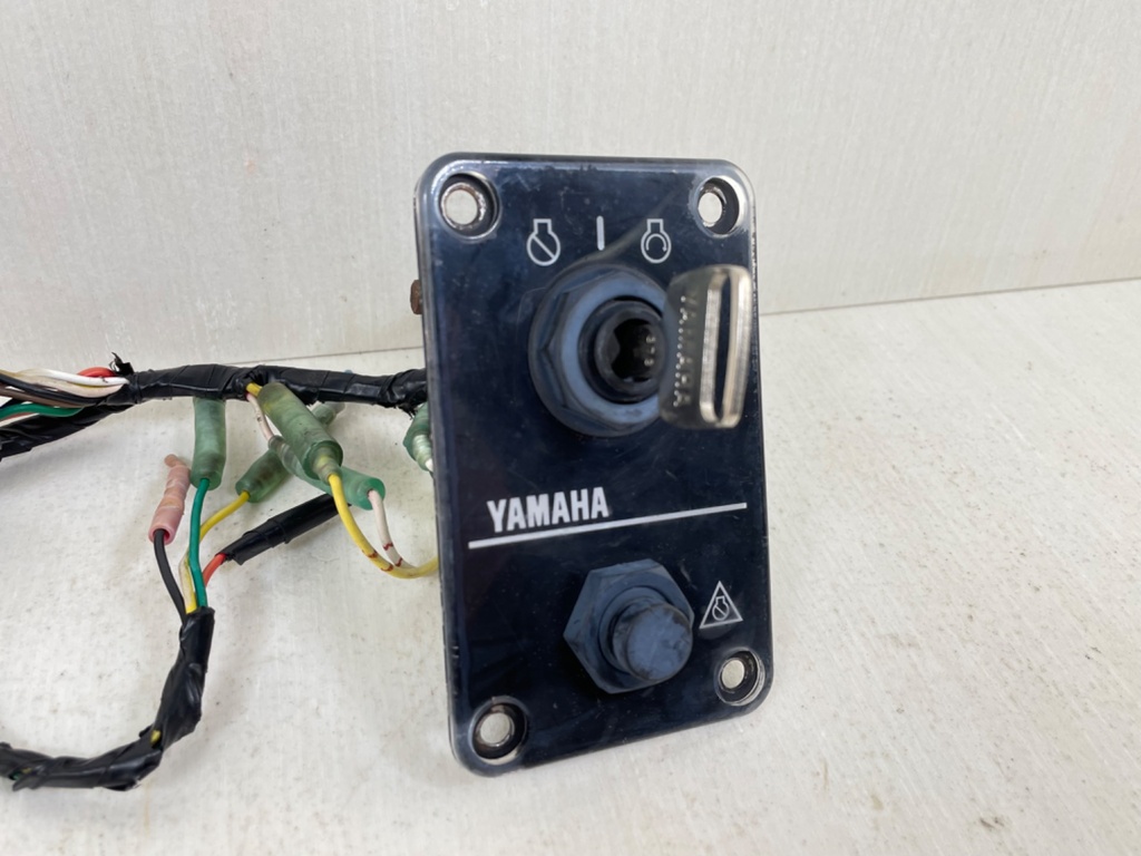 704-82570-13-00 Yamaha Single Engine Outboard Key Switch Assembly With Key