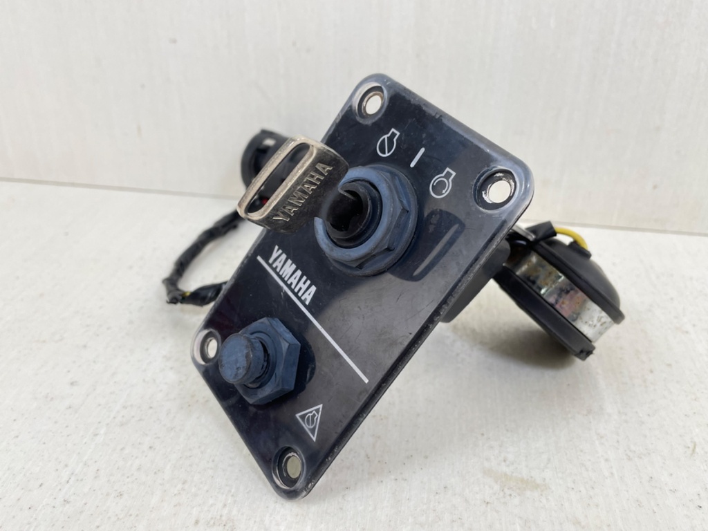 704-82570-13-00 Yamaha Single Engine Outboard Key Switch Assembly With Key