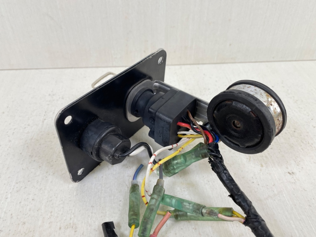 704-82570-13-00 Yamaha Single Engine Outboard Key Switch Assembly With Key