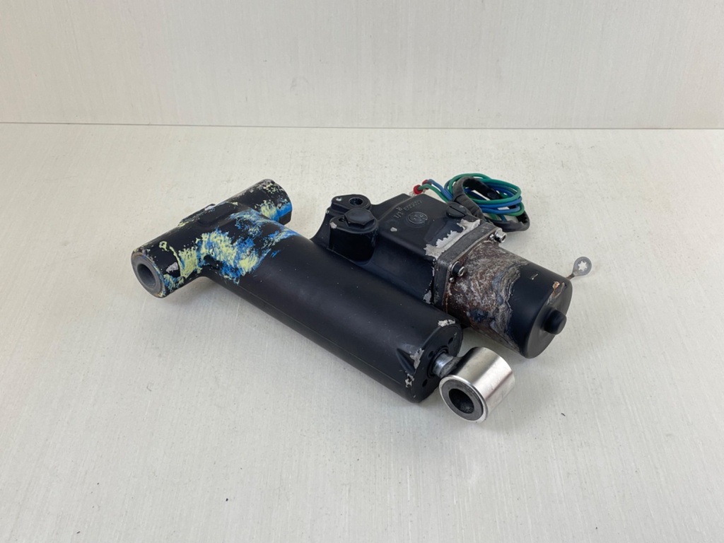 Evinrude Etec 70 90 115 130 HP Outboard Trim & Tilt Assembly 5005756 5008949