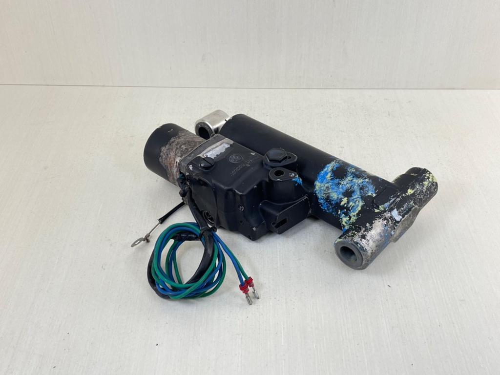 Evinrude Etec 70 90 115 130 HP Outboard Trim & Tilt Assembly 5005756 5008949