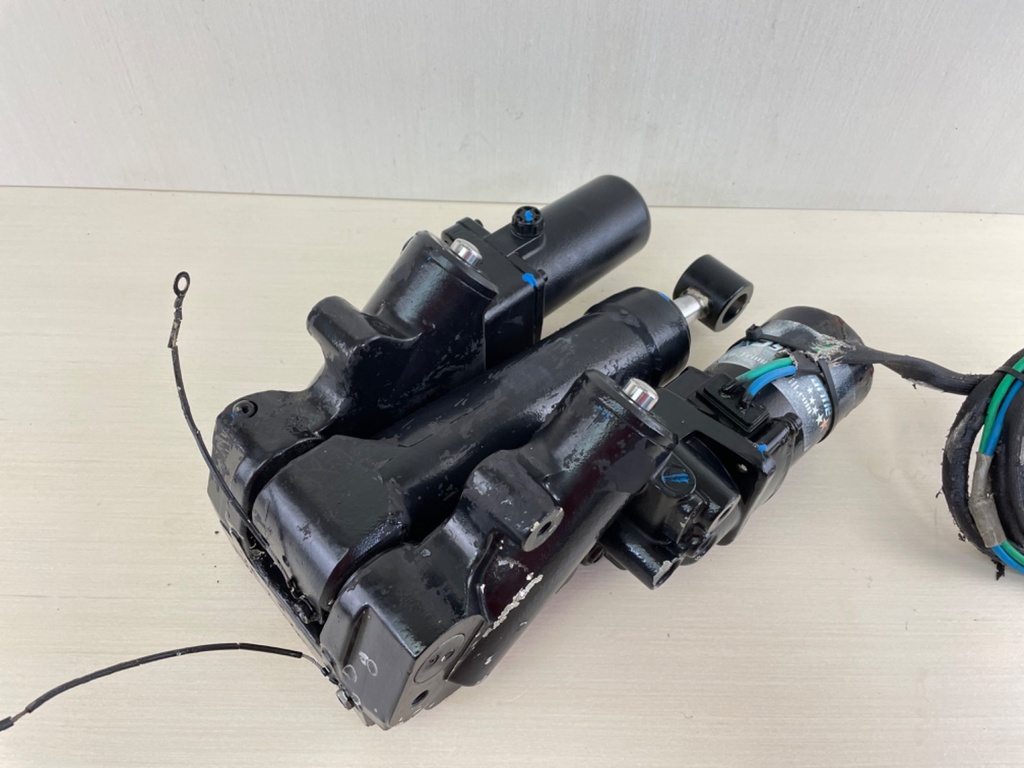 Yamaha V8 F 300 350 HP Outboard Power Trim Tilt Unit 6AW-43800-05-00