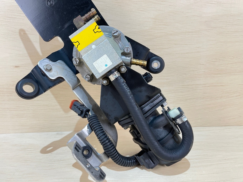 2004 Evinrude Ficht 225HP Oil Lift Pump And Injector 5004920 5001222