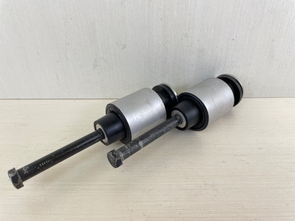 1994-10 Mercury 200 225 250 HP 2 Stroke Outboard Lower Rubber Mount Set 8137711