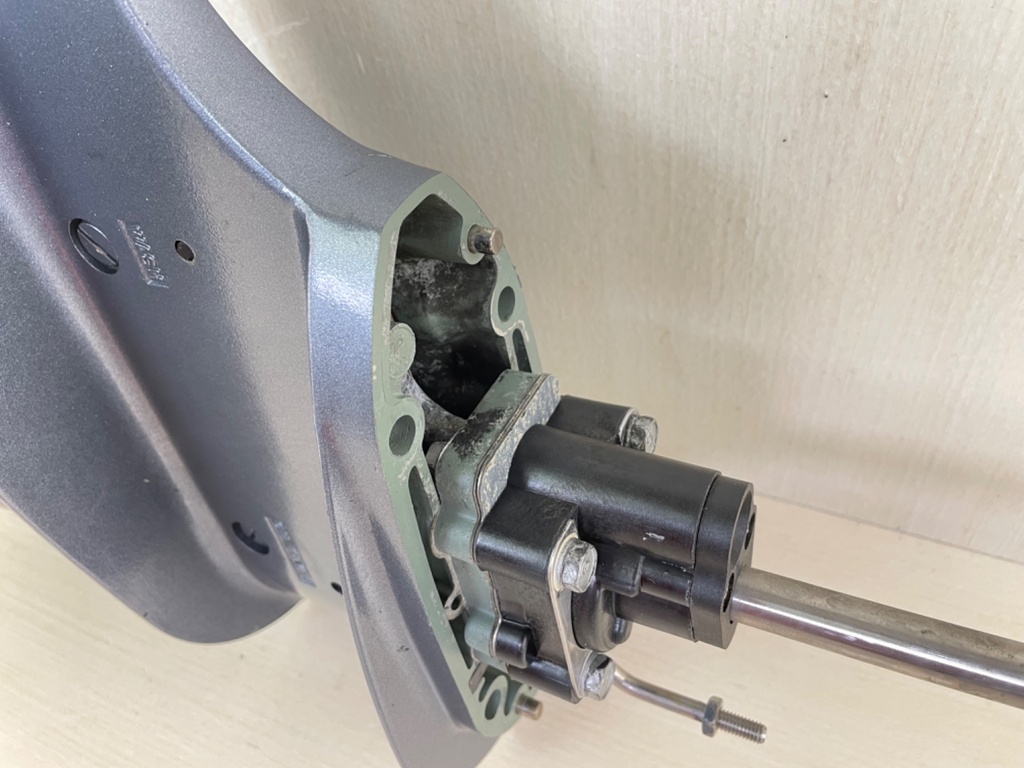 94 - 2005 Yamaha 9.9HP 4 Stroke Outboard 20" Lower Unit Gear Case