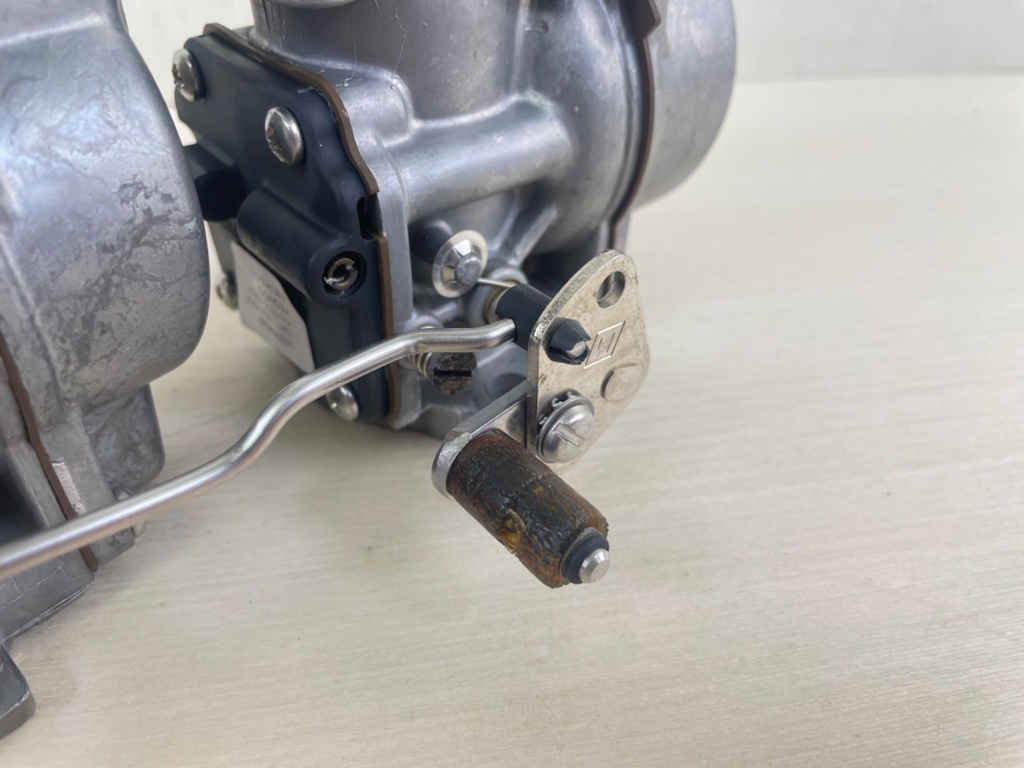 Johnson Evinrude 40 50 HP 2 Stroke Outboard Carburetor Set Top Bottom 338069