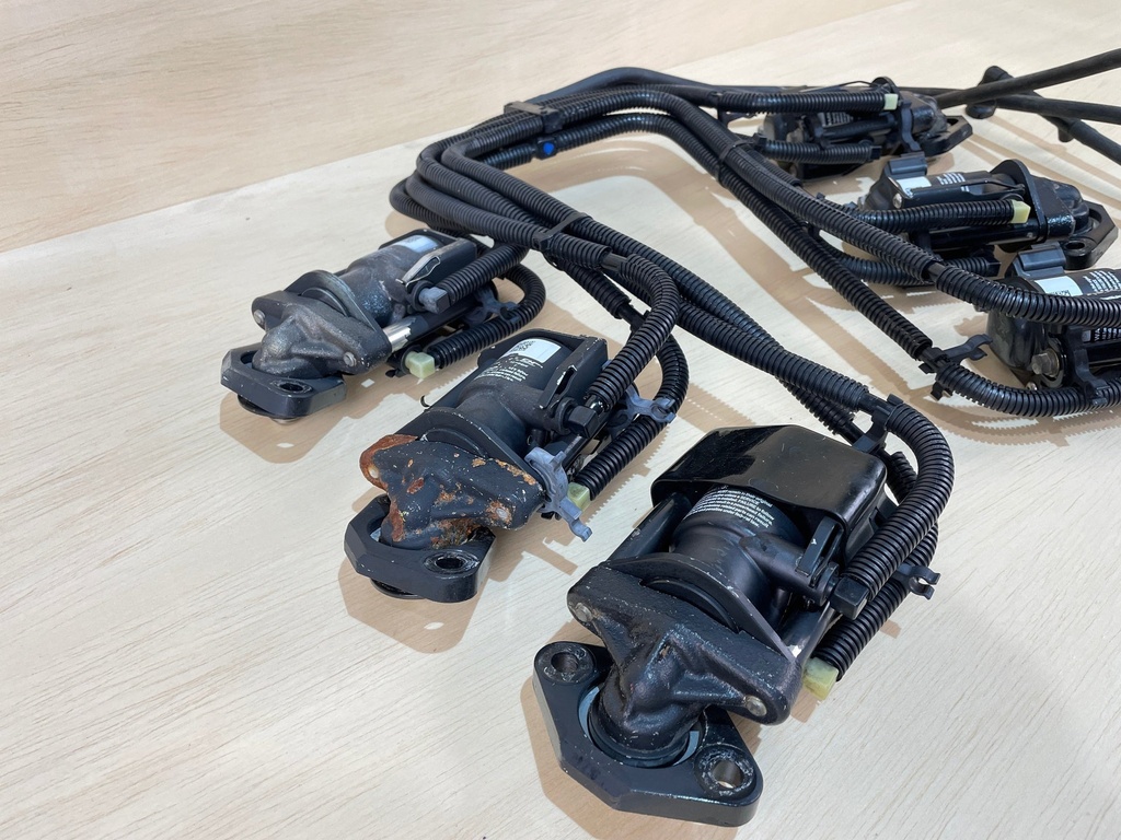 2004 Evinrude Ficht 225HP Injector Port & Starboard Side