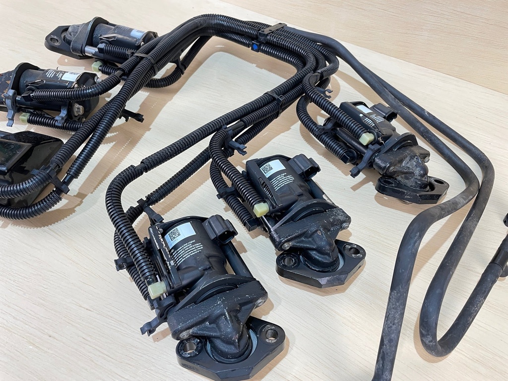 2004 Evinrude Ficht 225HP Injector Port & Starboard Side