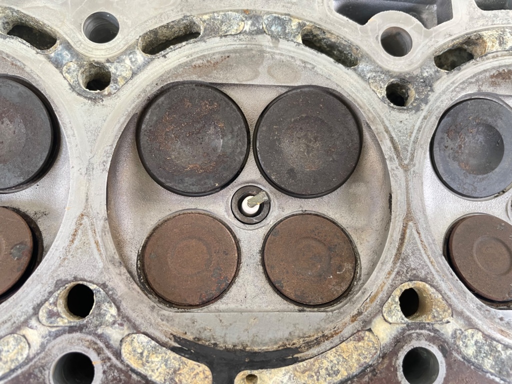 2005 Suzuki DF140 140HP 4 Stroke Outboard Cylinder Head Assembly 11100-90J11