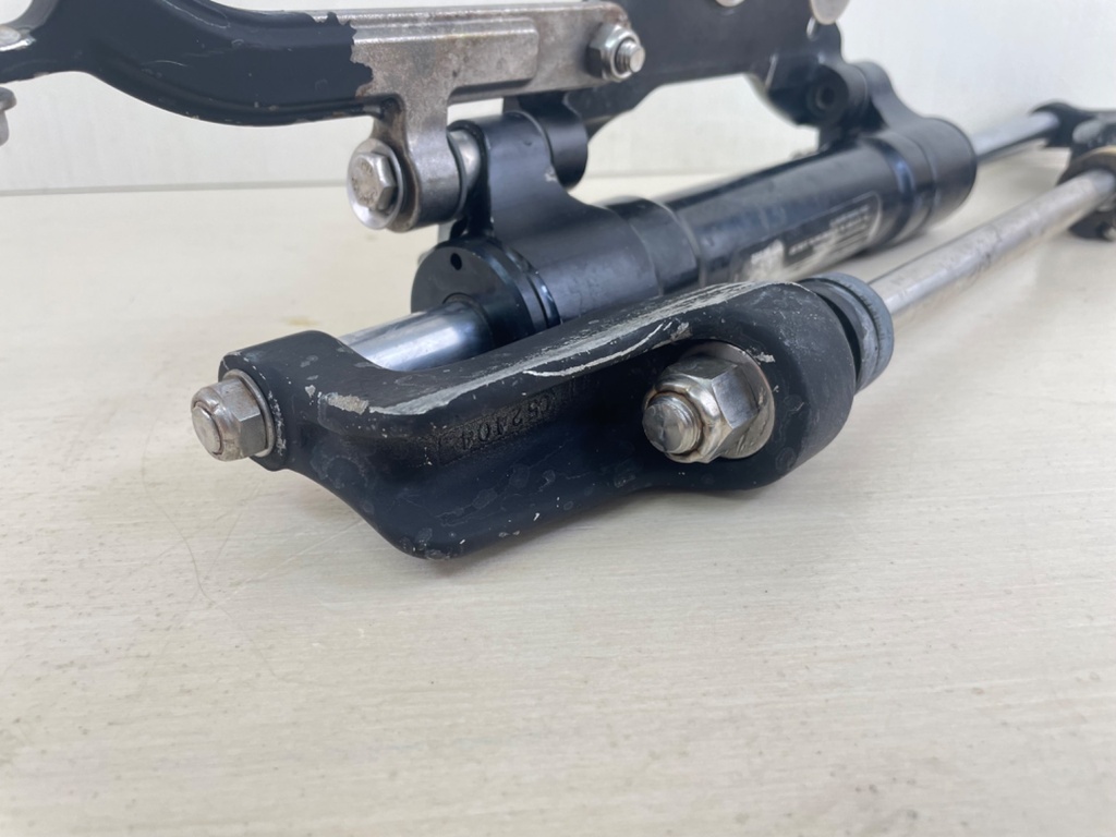 SeaStar Front Mount Outboard Hydraulic Steering Cylinder Assembly Ram HC5345