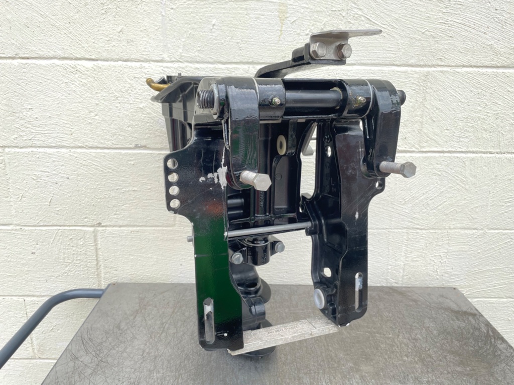 2009 Mercury 25HP 4 Stroke Outboard Long Mid-Section Swivel Bracket Steering Arm 