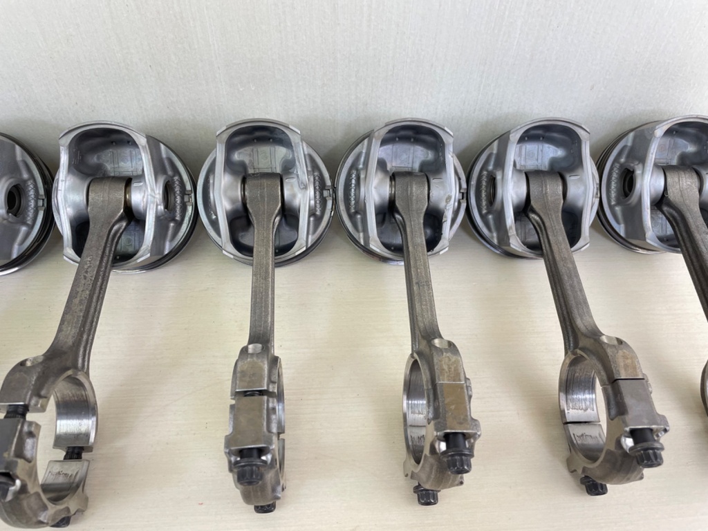 2013 Yamaha F350 350HP 4 Stroke Outboard Piston & Connecting Rod Set 6AW-11631-10-93
