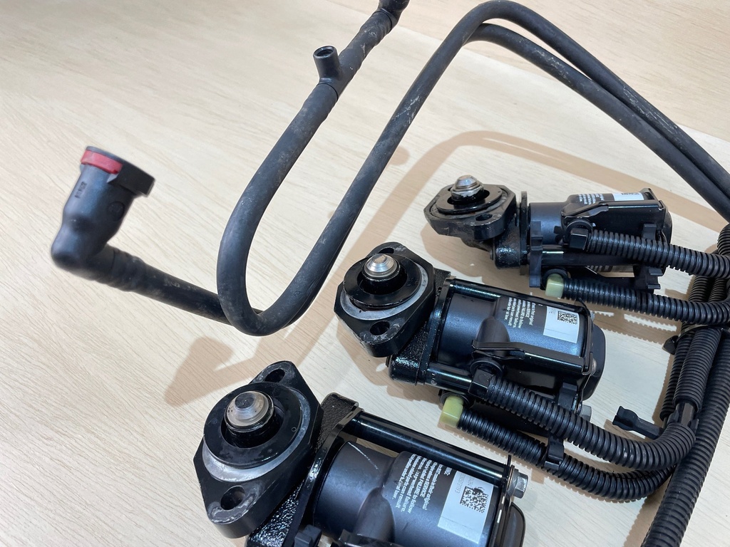 2004 Evinrude Ficht 225HP Injector Port & Starboard Side