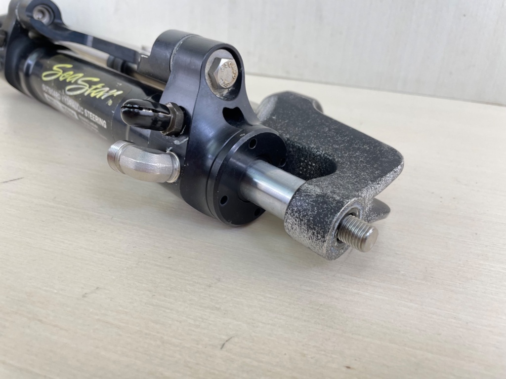 SeaStar Front Mount Outboard Hydraulic Steering Cylinder Assembly HC5358