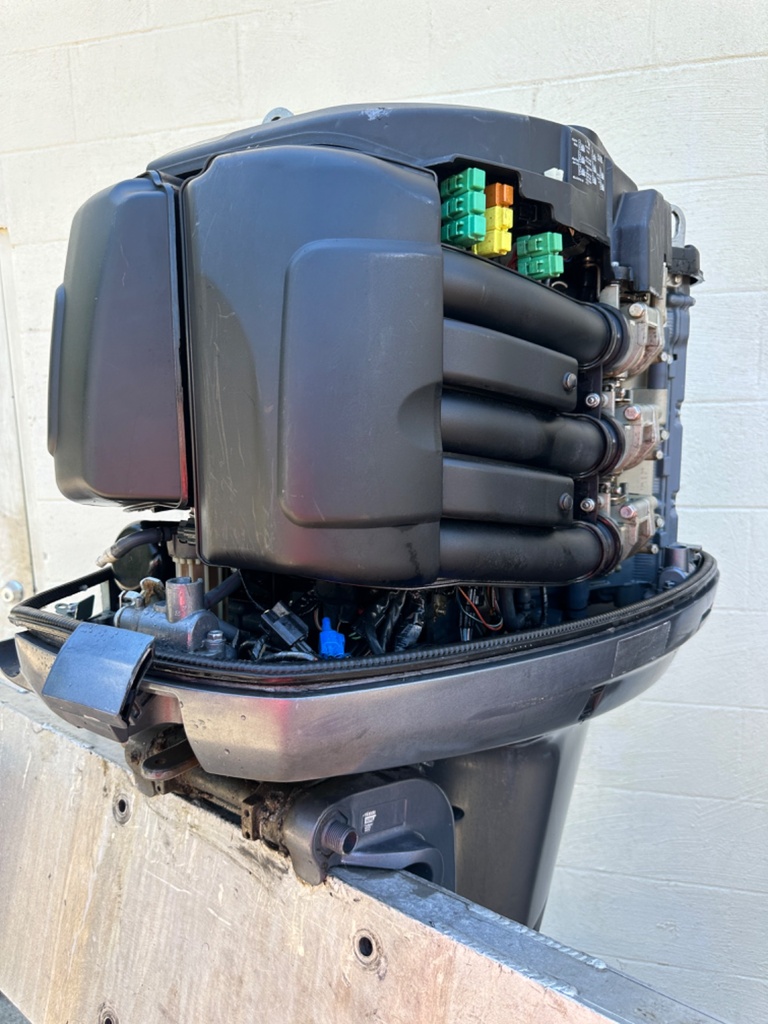 2004 Yamaha 200HP 4 Stroke Outboard Engine W/ 25" Shaft