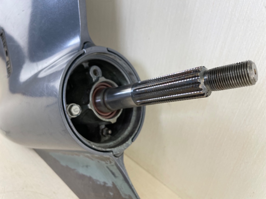 Yamaha 250HP F250 3.3L 25" Shaft Lower Unit Gear Case RH Standard Rotation