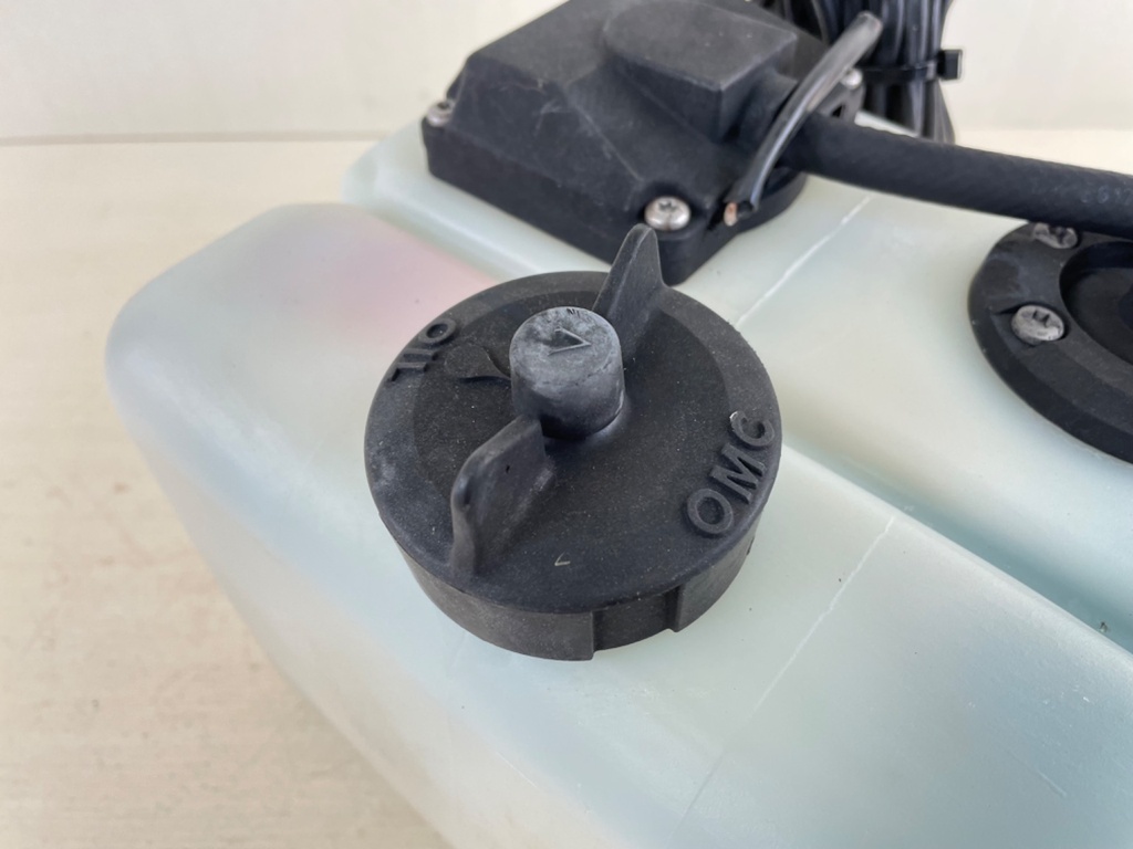 Johnson Evinrude 2 Stroke Outboard Oil Supply Tank W/ Return 1.8 Gallons 5008617