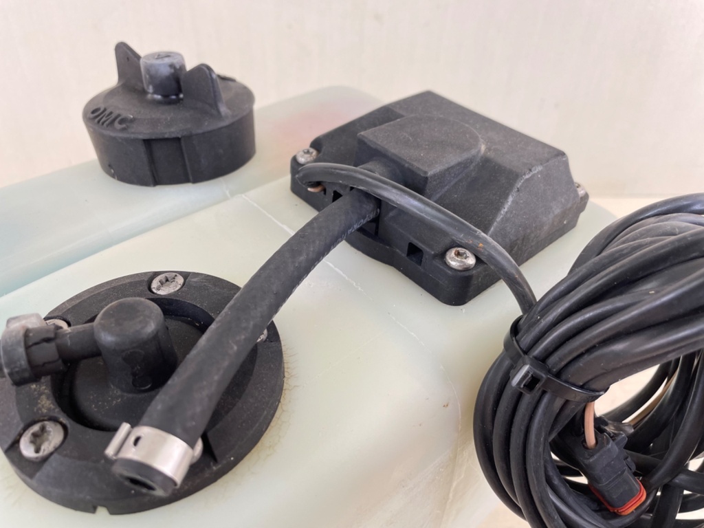 Johnson Evinrude 2 Stroke Outboard Oil Supply Tank W/ Return 1.8 Gallons 5008617