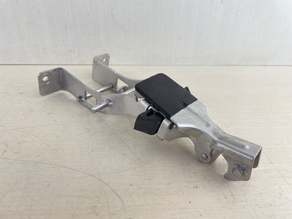 Mercury Verado Front Cowling Latch Bracket Assembly 888976T01