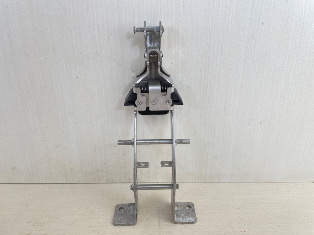 Mercury Verado Front Cowling Latch Bracket Assembly 888976T01