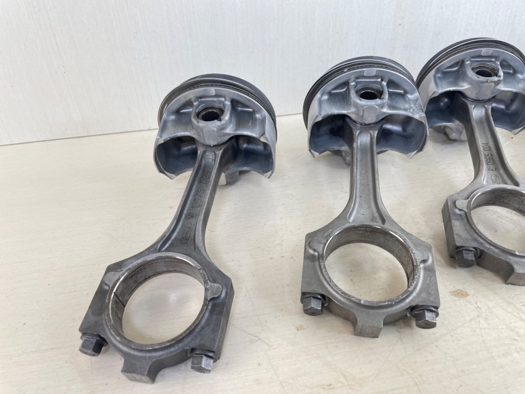 2006 Yamaha 250HP 4 Stroke Outboard Piston & Connecting Rod Set 69J-W1165-01-00