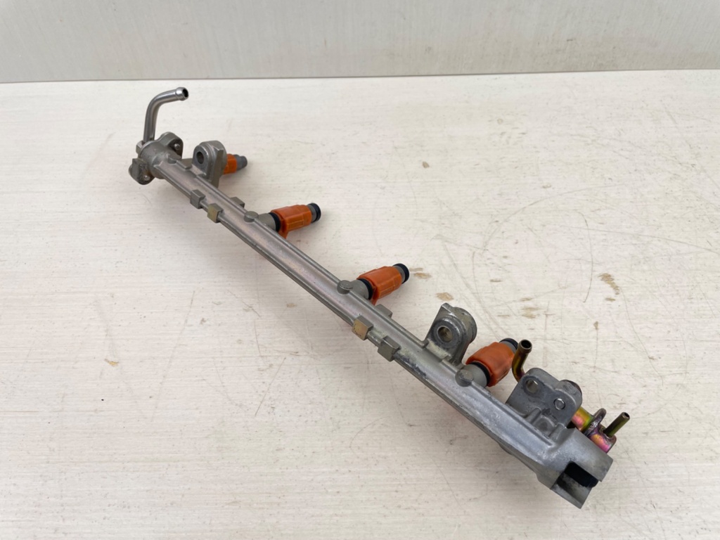 2003 Yamaha 115HP F115 Outboard Fuel Rail Assembly Injectors Cooler 68V-13160-00-00