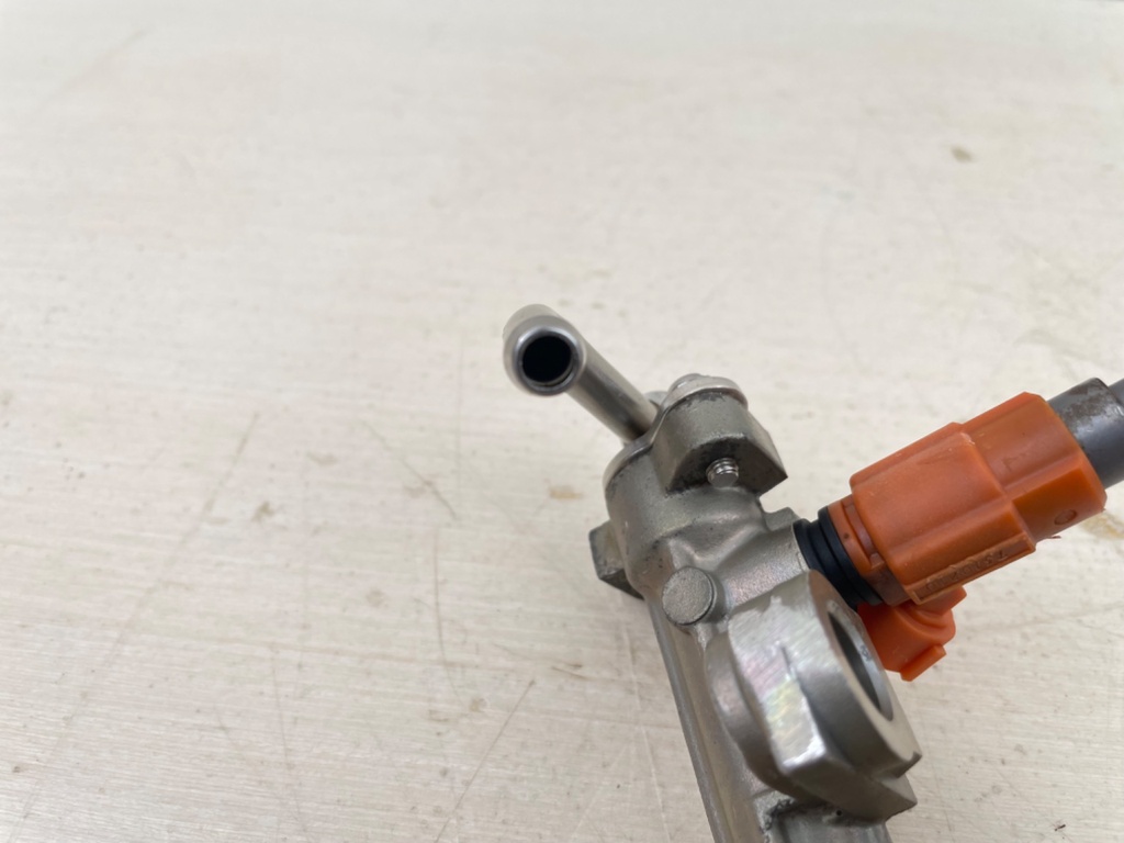 2003 Yamaha 115HP F115 Outboard Fuel Rail Assembly Injectors Cooler 68V-13160-00-00