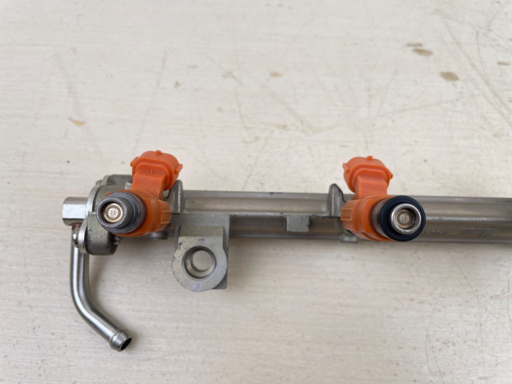 2003 Yamaha 115HP F115 Outboard Fuel Rail Assembly Injectors Cooler 68V-13160-00-00