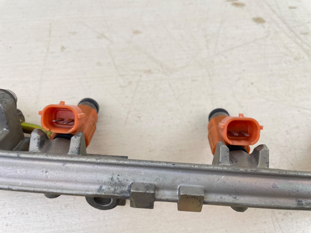 2003 Yamaha 115HP F115 Outboard Fuel Rail Assembly Injectors Cooler 68V-13160-00-00