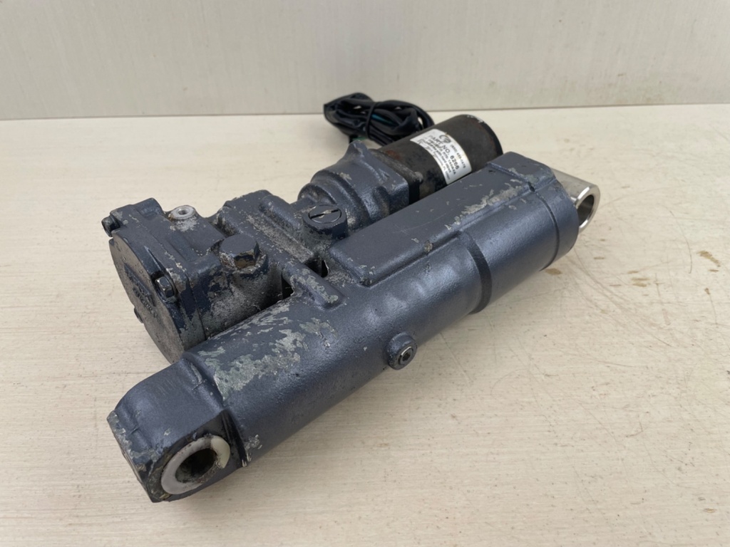 1995 - 2001 Yamaha 40 50 HP 4 Stroke Outboard Power Trim & Tilt Unit Assembly