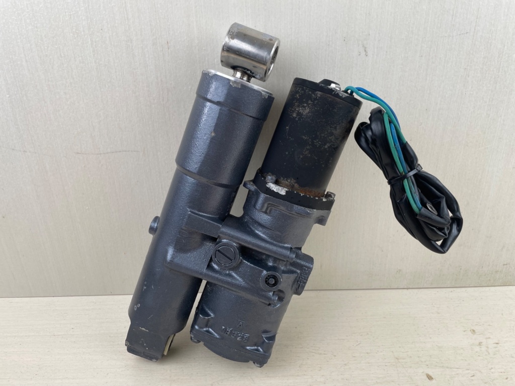 1995 - 2001 Yamaha 40 50 HP 4 Stroke Outboard Power Trim & Tilt Unit Assembly