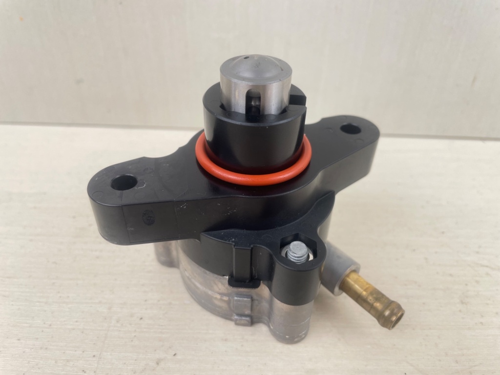 2003 Yamaha 115HP F115 Outboard Engine Fuel Pump Assembly 68V-24410-00-00