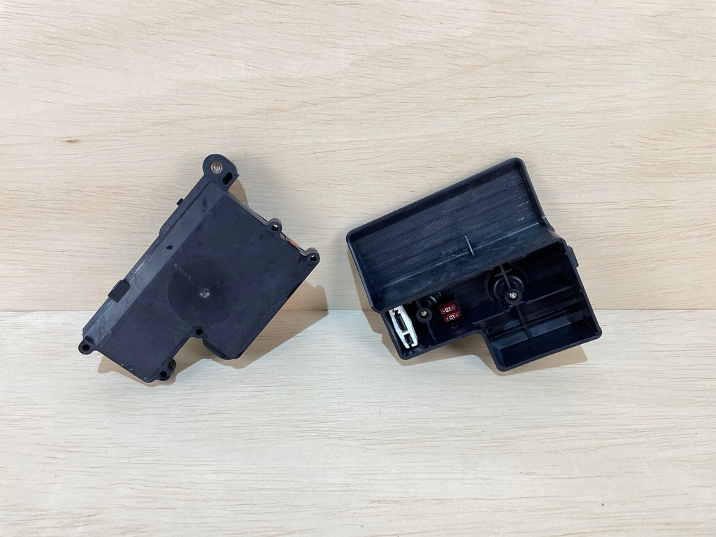 1999 Evinrude 175HP Outboard Engine Power Distribution Panel 0586754 0586379