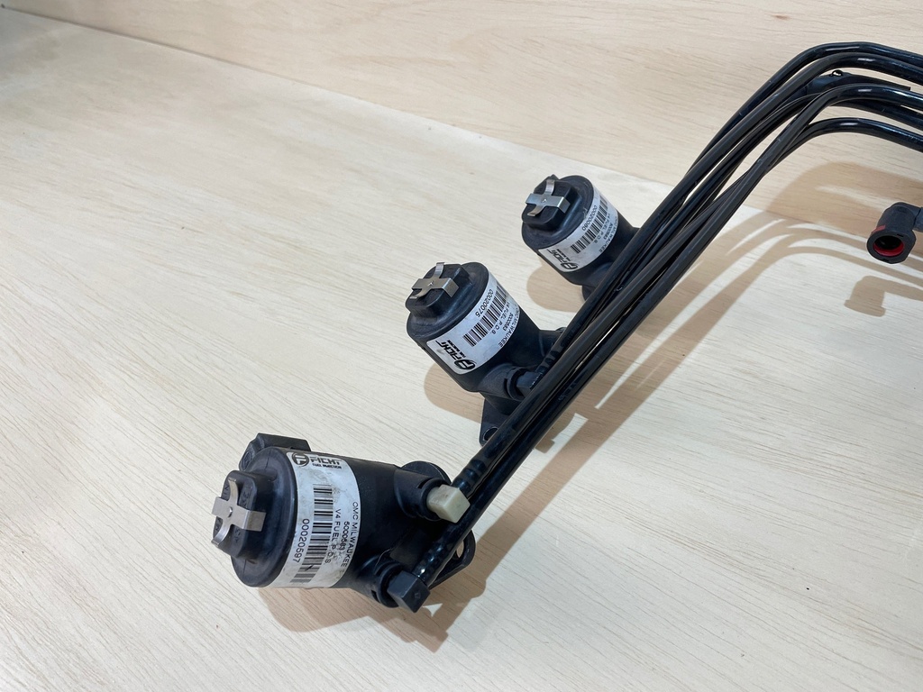 1999 Evinrude 175HP Fuel Injector Port & Starboard Side 5004479 5004477