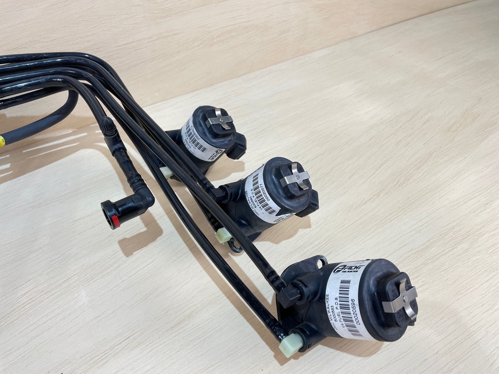 1999 Evinrude 175HP Fuel Injector Port & Starboard Side 5004479 5004477