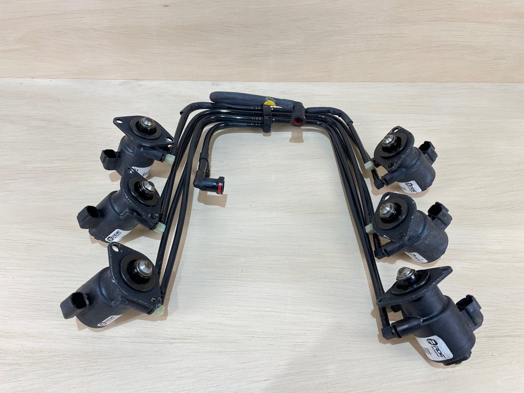 1999 Evinrude 175HP Fuel Injector Port & Starboard Side 5004479 5004477