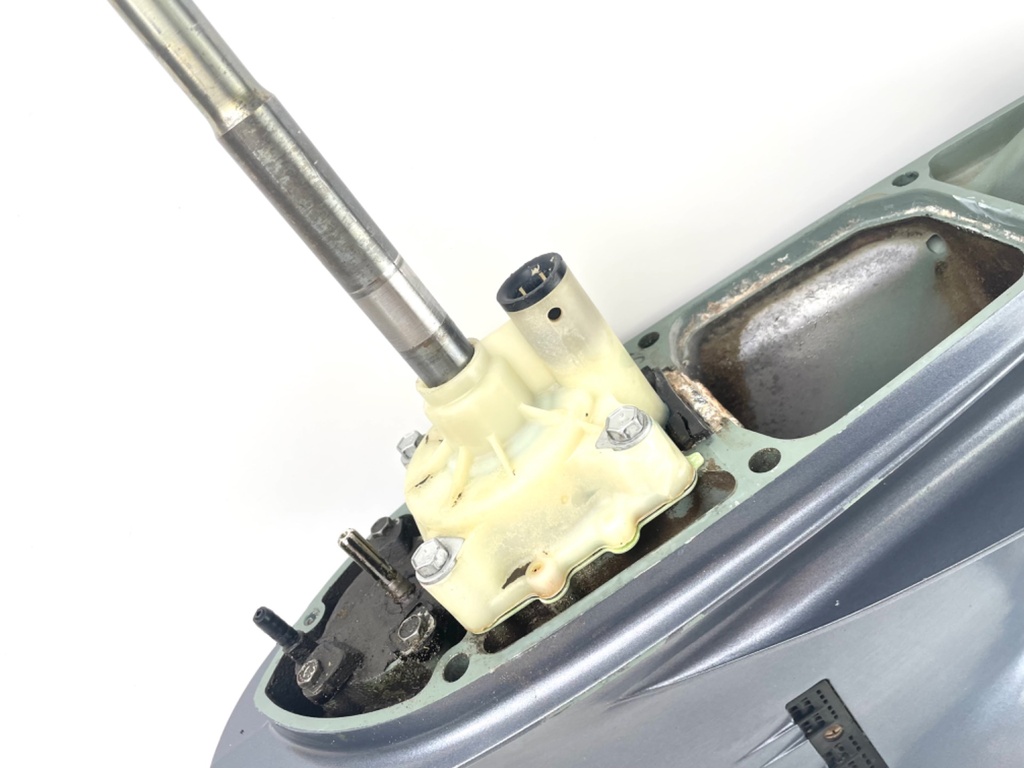 1996-2005 Yamaha 150 175 200 HP 2 Stroke 25" XL Lower Unit Gear Case 64E-45300-24-8D