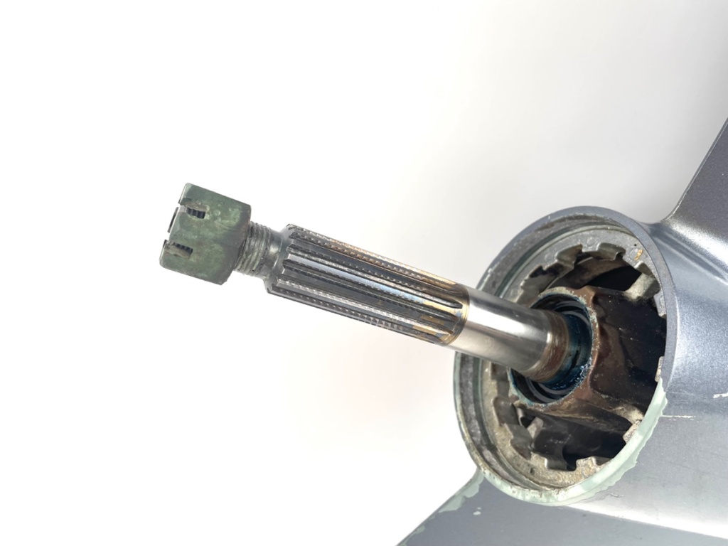 1996-2005 Yamaha 150 175 200 HP 2 Stroke 25" XL Lower Unit Gear Case 64E-45300-24-8D