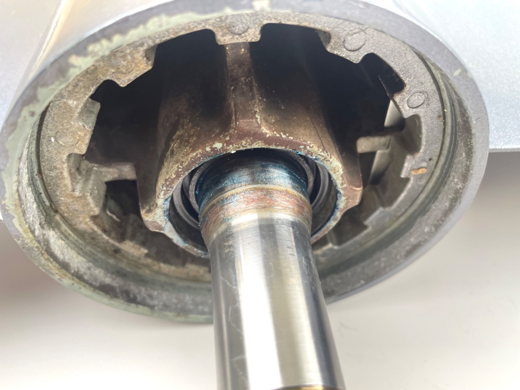 1996-2005 Yamaha 150 175 200 HP 2 Stroke 25" XL Lower Unit Gear Case 64E-45300-24-8D