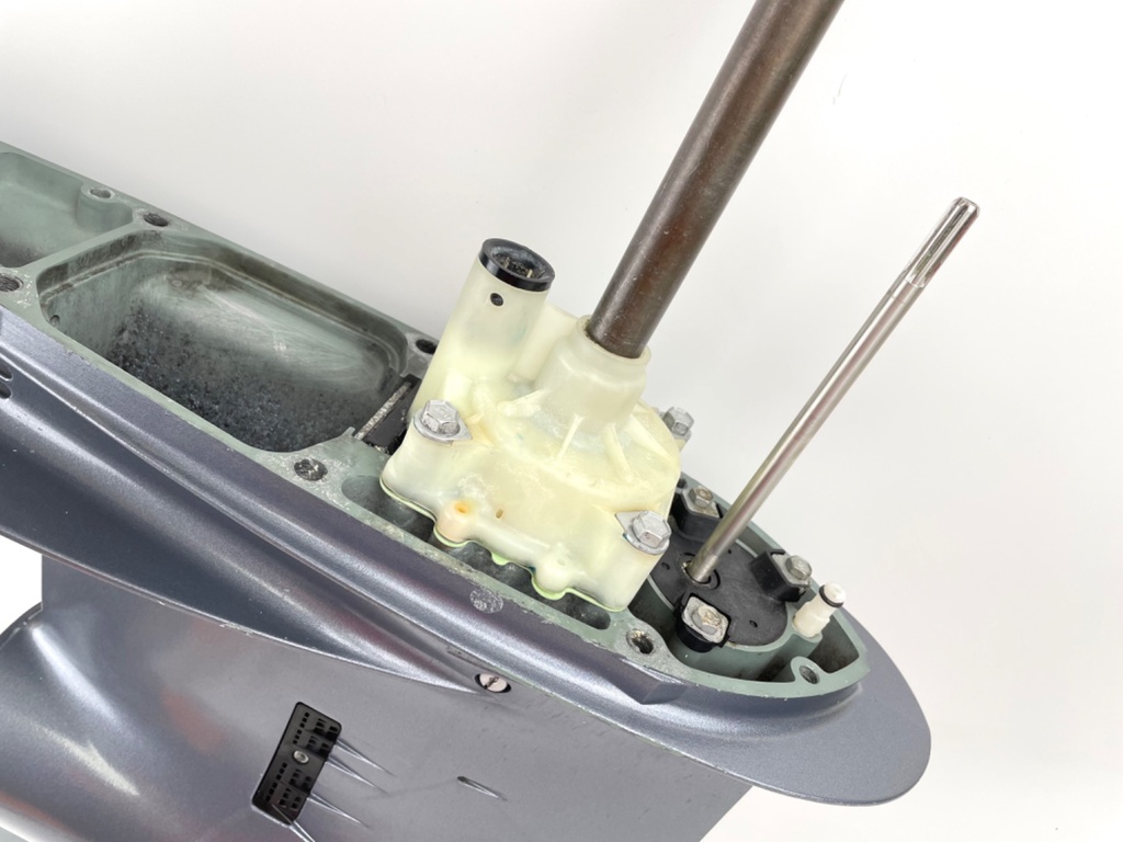 2004 + Yamaha 150HP 4 Stroke Outboard 25" XL Shaft Lower Unit Gear Case LH Counter