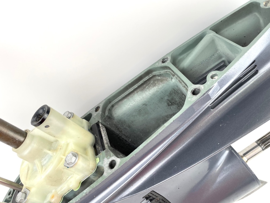 2004 + Yamaha 150HP 4 Stroke Outboard 25" XL Shaft Lower Unit Gear Case LH Counter