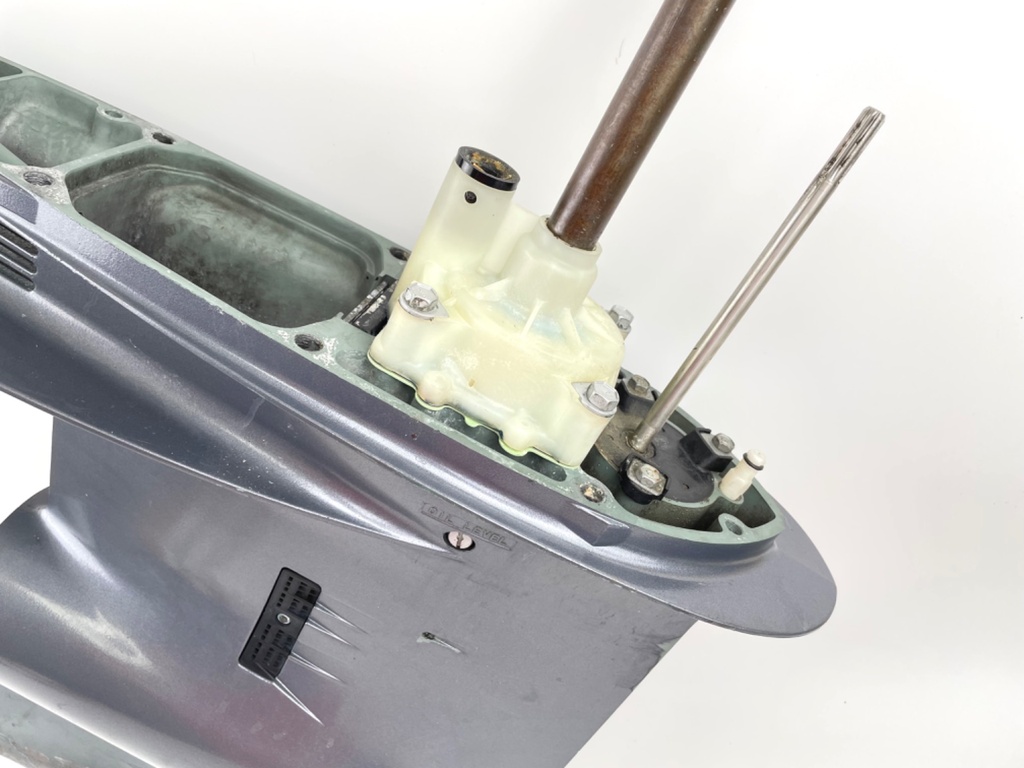 2004 + Yamaha 150HP 4 Stroke 25" Shaft Lower Unit Gear Case 63P-45300-17-8D RH