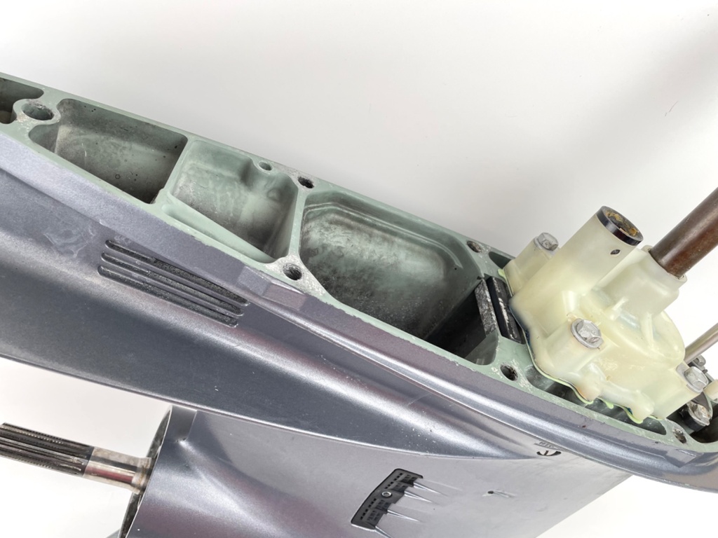 2004 + Yamaha 150HP 4 Stroke 25" Shaft Lower Unit Gear Case 63P-45300-17-8D RH